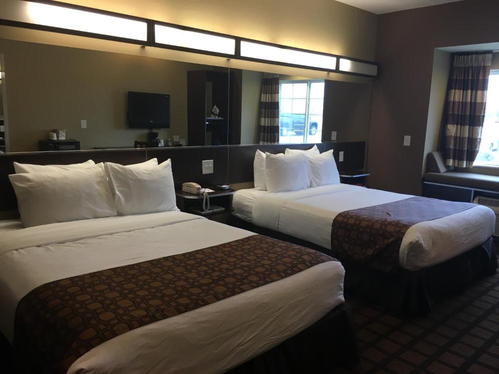 Queen Room with Two Queen Beds - Mobility Access/Non-Smoking interior